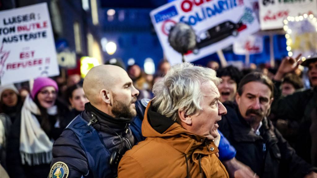 In Lausanne demonstrierten erneut viele Menschen gegen die geplanten Budgetkürzungen.