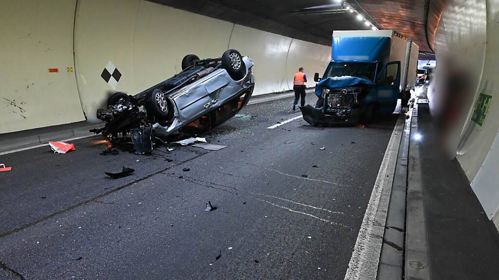 Das Auto überschlug sich, nachdem der Lieferwagen in das Heck prallte.