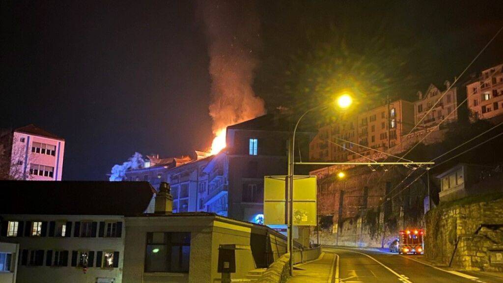 Eine Wohnung im obersten Stockwerk des Gebäudes brannte und Flammen schlugen aus dem Dach.