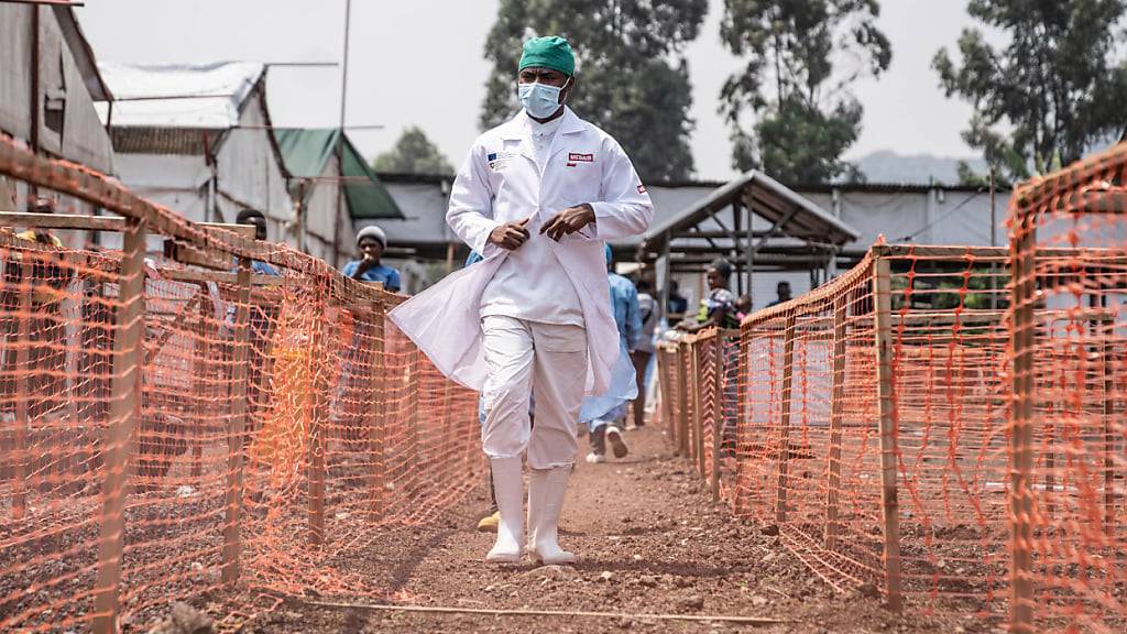 Ein Gesundheitsarbeiter geht an einem Mpox-Behandlungszentrum in Munigi, im Osten Kongos, vorbei. Foto: Moses Sawasawa/AP/dpa