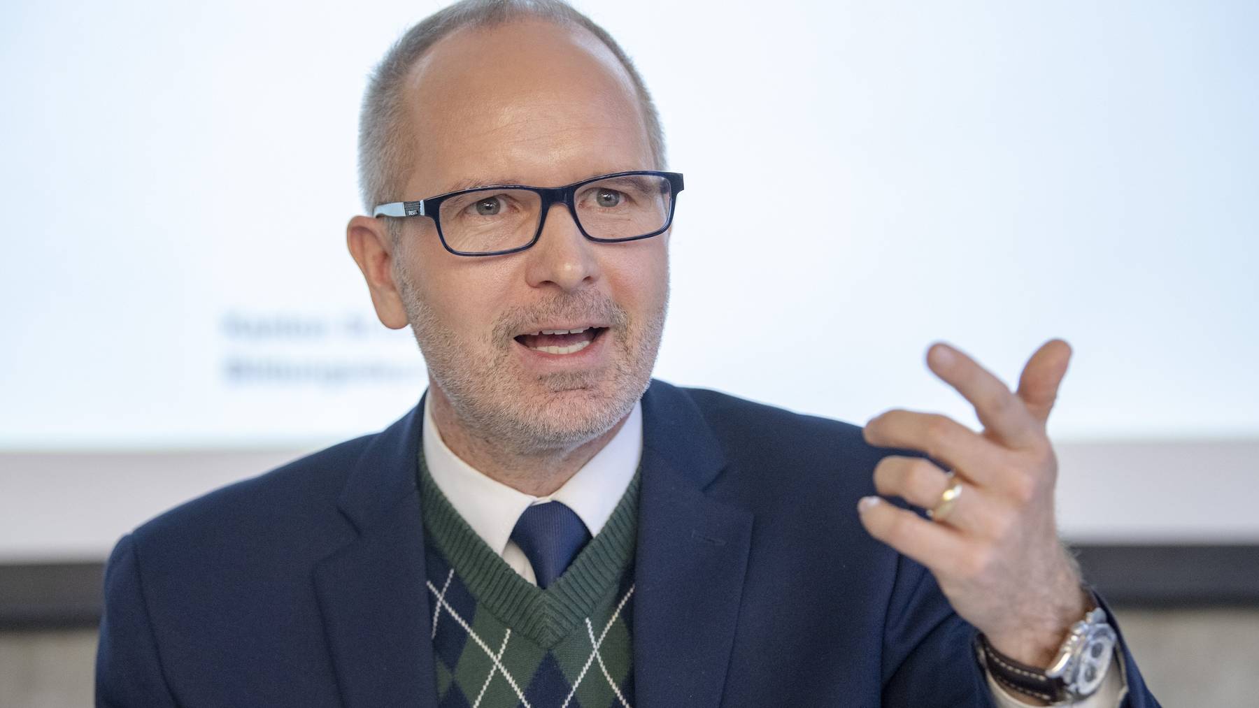 Mehrere Fraktionen kritisieren die Rolle Stefan Köllikers im HSG-Spesenskandal.