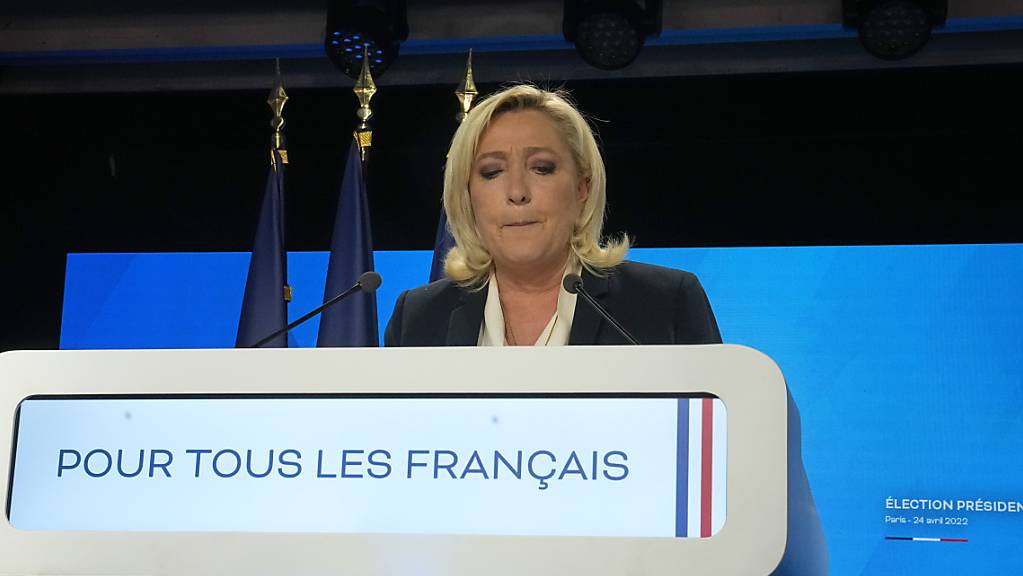 Marine Le Pen, Präsidentschaftskandidatin der rechtsextremen Partei Rassemblement National, spricht nach der Bekanntgabe der ersten Hochrechnungen der Stichwahl bei den französischen Präsidentschaftswahlen. Foto: Michel Euler/AP/dpa