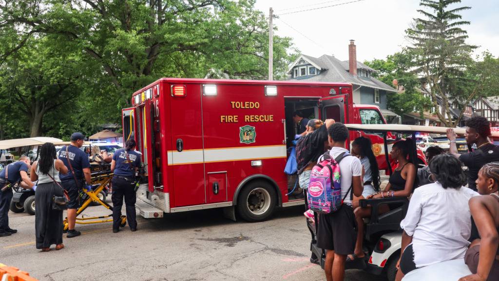 Rettungskräfte von Toledo transportieren eine verletzte Person ab. Durch einen Schusswaffenvorfall bei einem Sommerfestival in Toledo, Ohio, wurden zwölf Menschen verletzt. Foto: THE BLADE/REBECCA BENSON/The Blade/AP/dpa