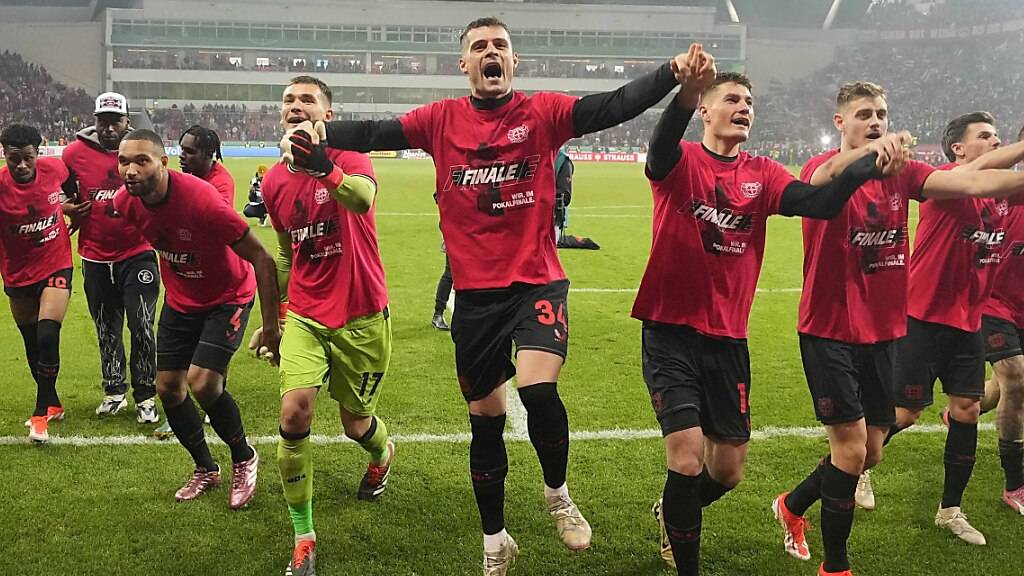 Hier feiert Granit Xhaka (Mitte) mit seinen Teamkollegen den Einzug in den deutschen Cupfinal - schon kommendes Wochenende ist für die Leverkusener der Gewinn des Meistertitels möglich