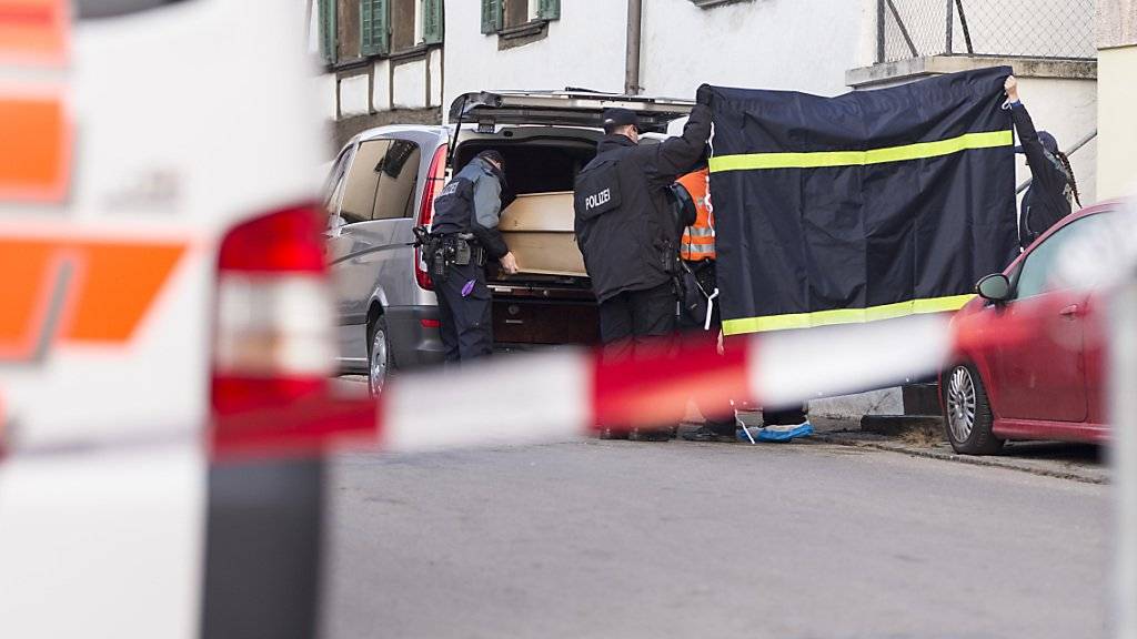 Polizisten laden nach dem Tötungsdelikt in Hemmental, bei dem zwei Männer ihr Leben verloren, einen Sarg in ein Auto. (Archivbild)