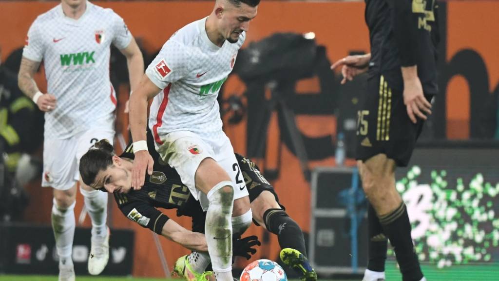 Wertvoller Ballgewinn von Andi Zeqiri: Der Schweizer Nationalspieler leitet mit seinem erfolgreichen Tackling gegen Marcel Sabitzer das 2:0 für Augsburg ein