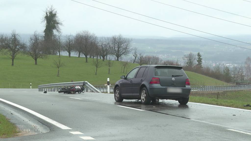 Schwerer Unfall: In Kaisten wird ein Töfffahrer von einem Auto erfasst