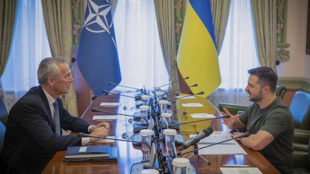 HANDOUT - Jens Stoltenberg (l), Generalsekrätär der NATO, und Wolodymyr Selenskyj, Präsident der Ukraine, sprechen während ihres Treffens. Nato-Generalsekretär Stoltenberg hat zum zweiten Mal seit Beginn des russischen Angriffskrieges im Februar 2022 die Ukraine besucht. Foto: Uncredited/Ukrainian Presidential Press Office/AP/dpa - ACHTUNG: Nur zur redaktionellen Verwendung im Zusammenhang mit der aktuellen Berichterstattung und nur mit vollständiger Nennung des vorstehenden Credits