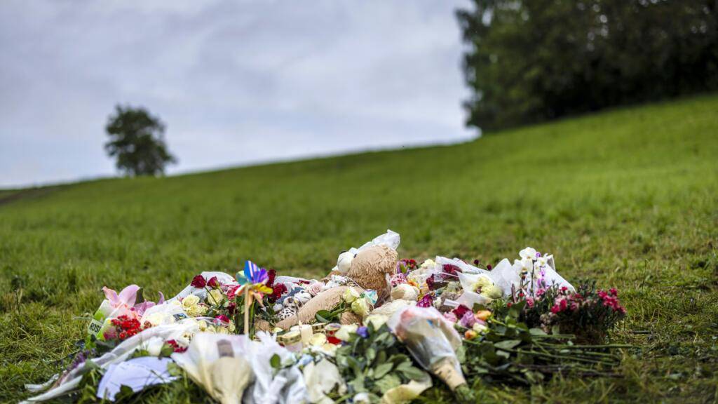 Bei einer Gedenkstätte im Mai an einem Waldrand in der Nähe des Schützenhauses Berikon AG lagen Plüschtiere neben Blumen und Kerzen. Eine 14-Jährige soll eine 15-Jährige mit Messerstichen getötet haben. (Archivbild)
