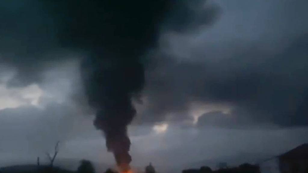 HANDOUT - Dieses Bild aus einem Video, das auf Siranush Sargsyans X-Account (ehemals Twitter) verbreitet wurde, zeigt aufsteigenden Rauch in der Nähe von Stepanakert. Foto: Siranush Sargsyan's Twitter account/AP/dpa - ACHTUNG: Nur zur redaktionellen Verwendung im Zusammenhang mit der aktuellen Berichterstattung und nur mit vollständiger Nennung des vorstehenden Credits