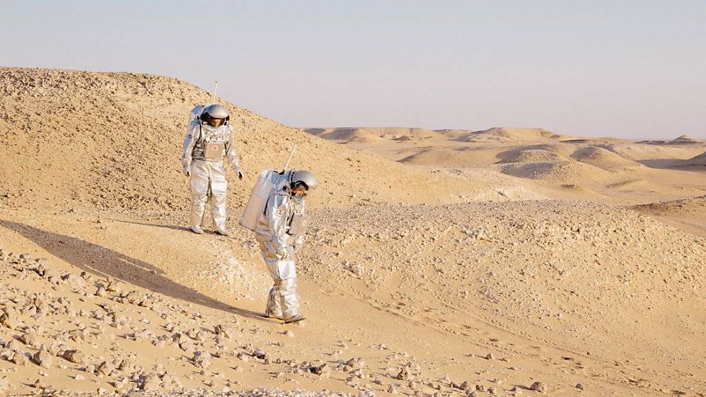 Die Analog-Astronauten Kartik Kumar und Stefan Dobrovolny simulieren eine Landung auf dem Mars in der Wüste Omans.