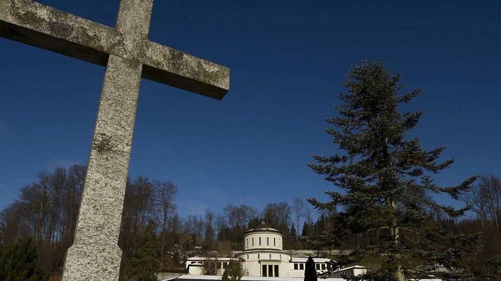Kreuze als christliche Symbole sind in der Stadt Luzern zum politischen Zankapfel geworden. Aus der Abdankungshalle des städtischen Friedhofs Friedental sollen sie nach dem Willen des Parlaments verschwinden. (Archivbild).
