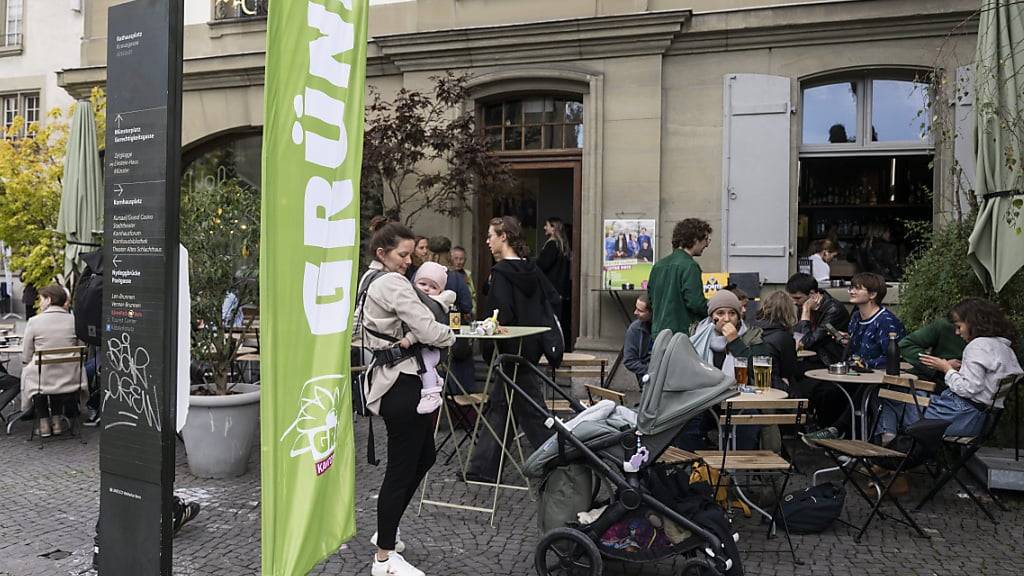 Betretene Gesichter: Anhängerinnen und Anhänger der Grünen vor dem Restaurant Volver in Bern.