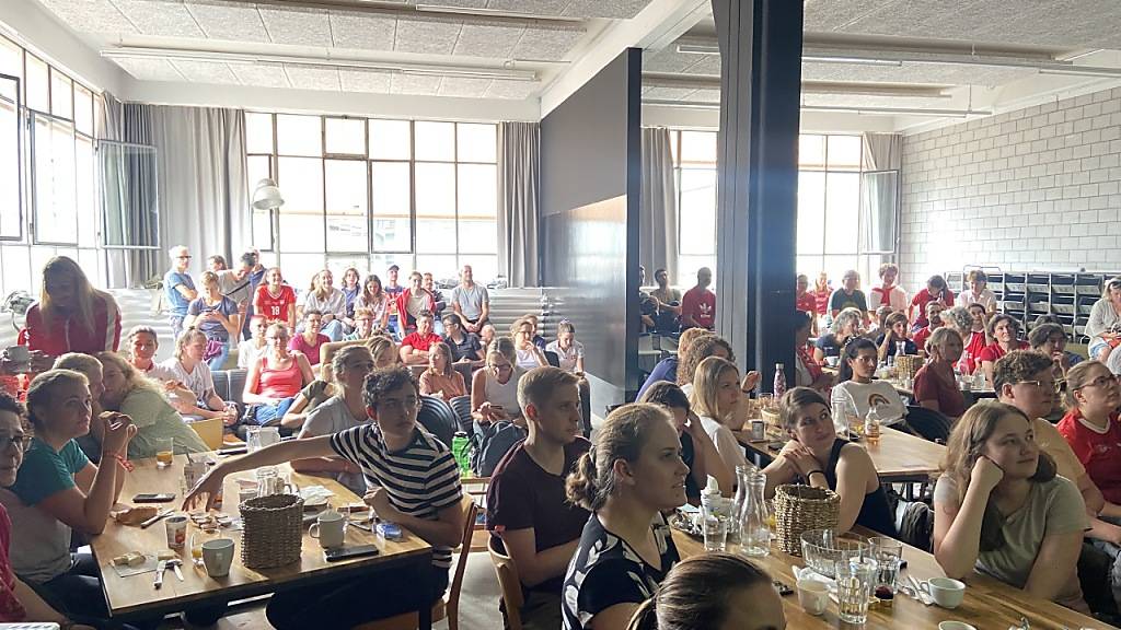 Über hundert Personen verfolgen im «Dr Bitz» gespannt das Spiel der Schweiz gegen Neuseeland.