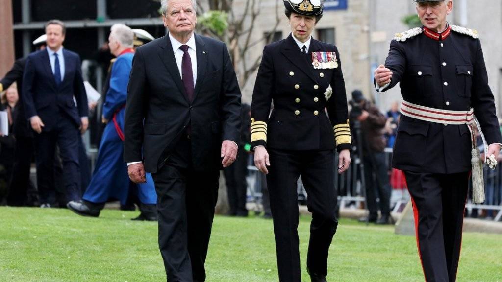 Der deutsche Bundespräsident Joachim Gauck (links), Prinzessin Anne und der Lord Lieutenant von Orkney, Bill Spence, bei der Gedenkveranstaltung zur deutsch-britischen Skagerrak-Seeschlacht von 1916 in Kirkwall auf den Orkney-Inseln (links im Hintergrund: der britische Premier David Cameron).
