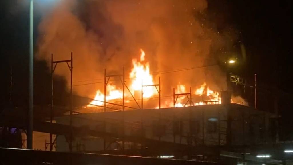 Bahnhofgebäude in Burgdorf in Brand geraten