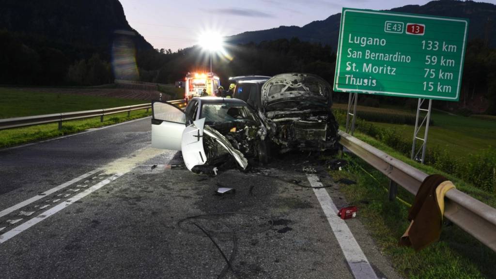 Zwei Autofahrer sind bei einer Frontalkollision in Bonaduz GR verletzt worden.
