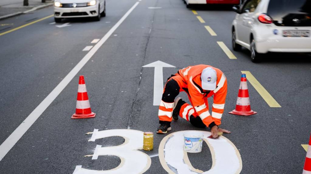 Der Widerstand gegen neue Regeln wie die Einführung von Tempo 30 lässt laut einer neuen Studie nach, sobald die Regel gilt. (Archivbild)