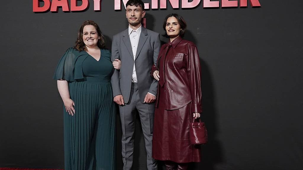 ARCHIV - Richard Gadd (M), der Schöpfer und Star von «Baby Reindeer» posiert mit  Jessica Gunning (l) und Nava Mau bei einem Fototermin für die Netflix-Miniserie. Foto: Chris Pizzello/Invision/dpa