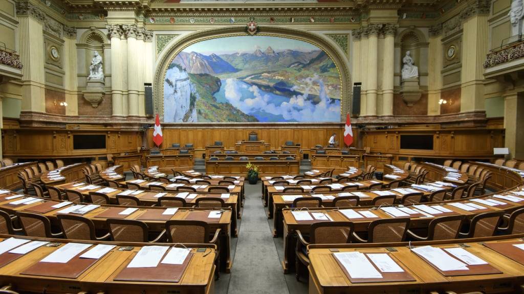 Die 200 Sitze im Nationalrat werden bei den Wahlen 2027 neu verteilt. Die Kantone Luzern und Freiburg erhalten je einen zusätzlichen Sitz auf Kosten der Kantone Bern und Graubünden. (Themenbild)