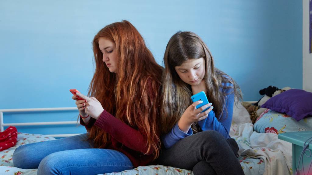 Das geeignete Mindestalter für die Nutzung sozialer Netzwerke liegt laut Marktagent-Umfrage im Mittel bei 15 Jahren. (Archivbild)