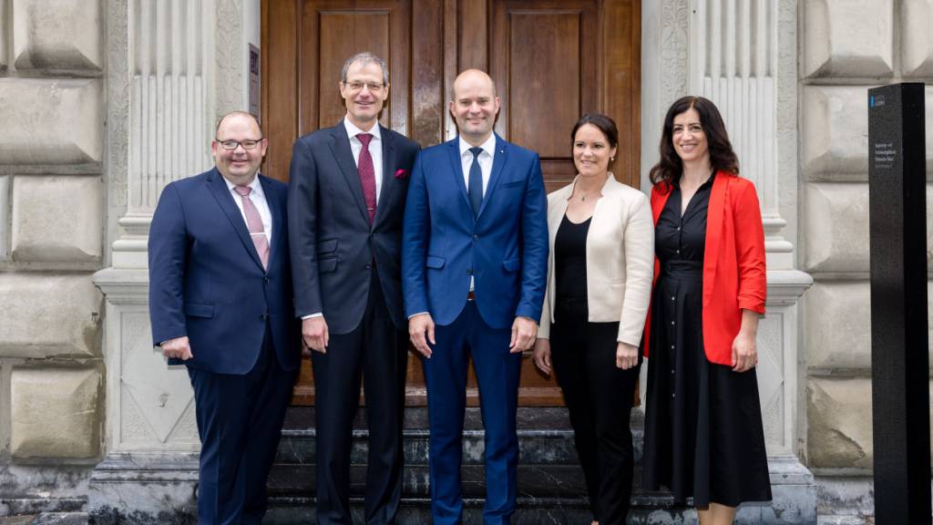 Im Luzerner Regierungsrat fehlt nach Ansicht der Jungen Grünen die junge Perspektive (von links nach rechts: Armin Hartmann, Reto Wyss, Fabian Peter, Michaela Tschuor, Ylfete Fanaj). (Archivaufnahme)