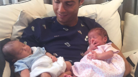 Cristiano Ronaldo zeigt seine Zwillinge