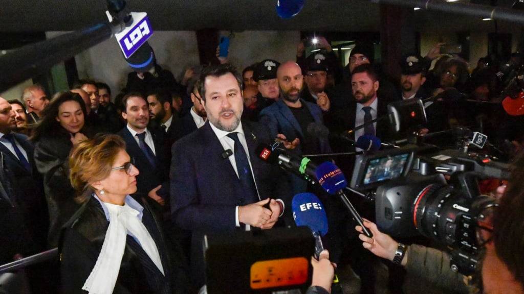 ARCHIV - Italiens Vizepremier Matteo Salvini, flankiert von seiner Anwältin Giulia Bongiorno (l), spricht zu Journalisten. Foto: Salvatore Cavalli/AP/dpa