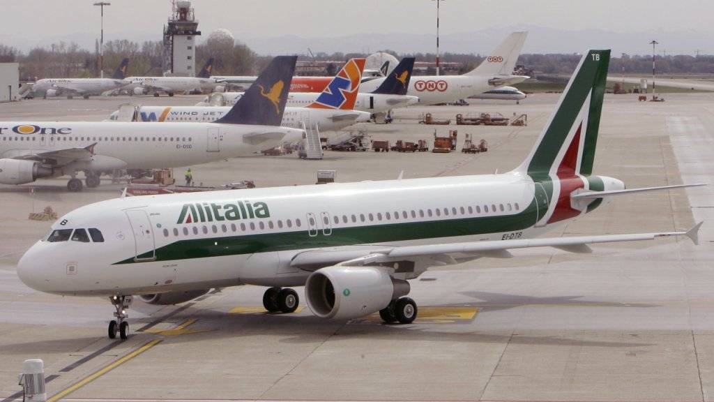 Dünne Luft für die italienische Fluggesellschaft Alitalia: Die Mitarbeiter der Airline lehnen einen Rettungsplan ab. (Archivbild)