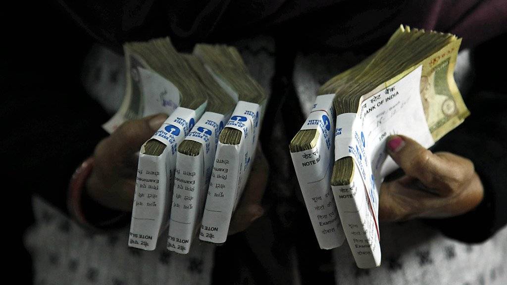 Räuber klauten aus einem Zug in Indien unbemerkt Geldscheine - die bewaffnete Wachmannschaft merkte davon nichts.