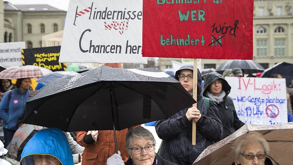 Sie trotzten dem Regen: Teilnehmerinnen und Teilnehmer der Demo für Gleichstellung der Behinderten in der Schweiz.