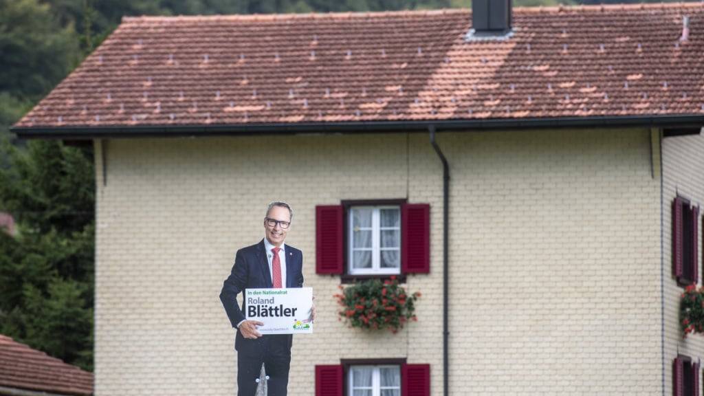 Wahlplakate in Menschenform, wie hier von Roland Blättler (SVP) vor den National- und Ständeratswahlen 2023, sollen mit der Revision der Reklamengesetzgebung bewilligungspflichtig werden. (Archivaufnahme)