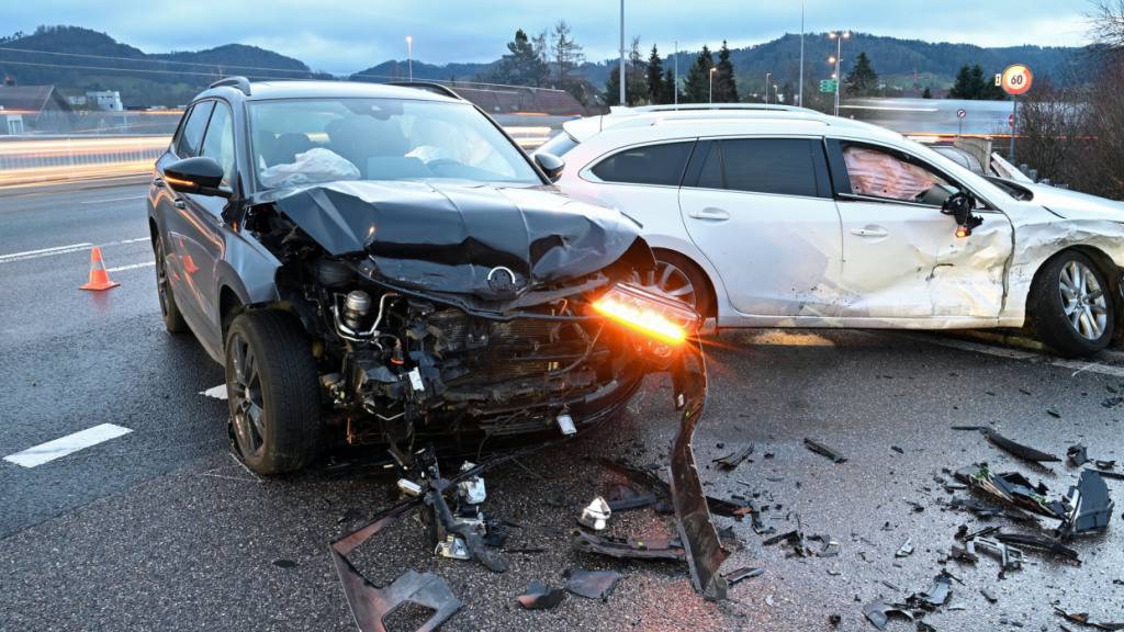 Nach einem Zusammenstoss im Reider Ortsteil Mehlsecken wurden eine Lenkerin und ein Lenker zur Kontrolle ins Spital gebracht.