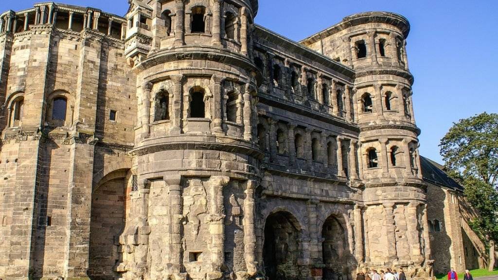 Das Alter der Porta Nigra in Trier konnten Archäologen nun bestimmen: Sie ist 1848 Jahre alt. (Archiv)
