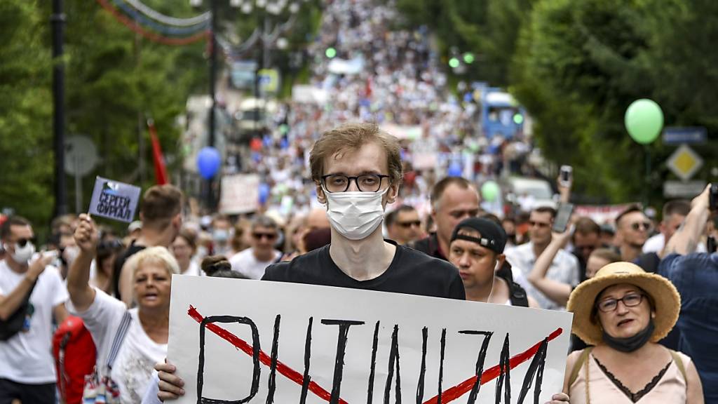 Zum 16. Mal in Folge haben Tausende Menschen in der ostrussischen Stadt Chabarowsk gegen die Inhaftierung des von Kreml-Chef Wladimir Putin entlassenen Gouverneurs Sergej Furgal protestiert.