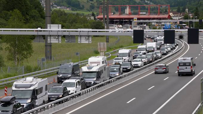 Autos stauen sich auf zehn Kilometern vor dem Gotthard-Südportal