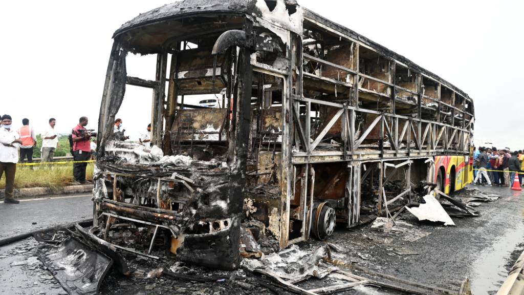 Mindestens 20 Tote nach Busunfall in Indien