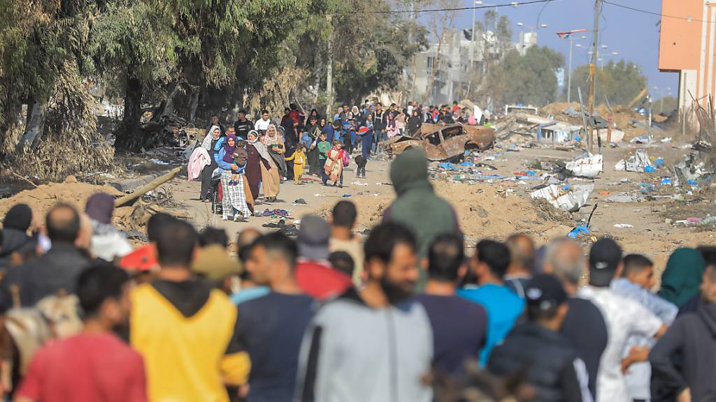 Palästinensische Familien fliehen inmitten der anhaltenden Kämpfe zwischen Israel und der palästinensischen Terrororganisation Hamas aus der Stadt Gaza und anderen Teilen des nördlichen Gazastreifens in Richtung der südlichen Gebiete. Foto: Mohammed Talatene/dpa