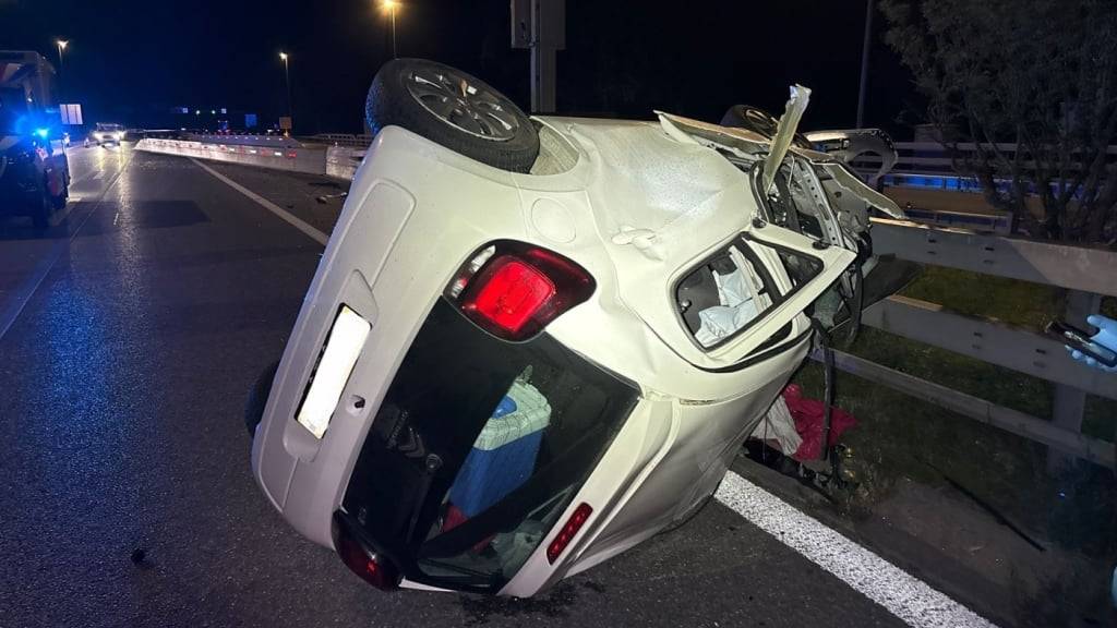 Der Junglenker entstieg dem total beschädigten Auto mit lediglich leichten Verletzungen.