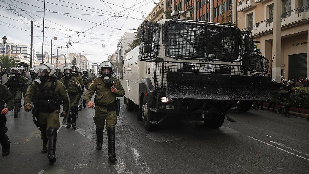 Tausende Polizeibeamte sind in Athen und der nordgriechischen Stadt Thessaloniki im Einsatz, um Versammlungen zu verhindern. Foto: Thanassis Stavrakis/AP/dpa