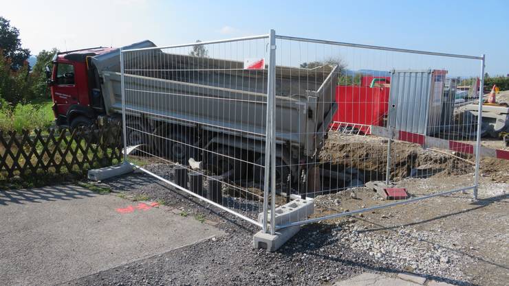 Zufikon AG, September 30: A truck driver lands in an excavation pit in Zufikon.  They took him to the hospital for a checkup.