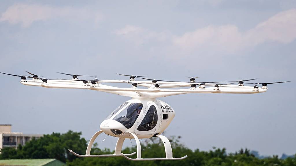 Ein elektrisch betriebenes Lufttaxi der Firma Volocopter fliegt während eines Demonstrationsflugs auf der internationalen Paris Air Show in Le Bourget (F). (Archivbild)