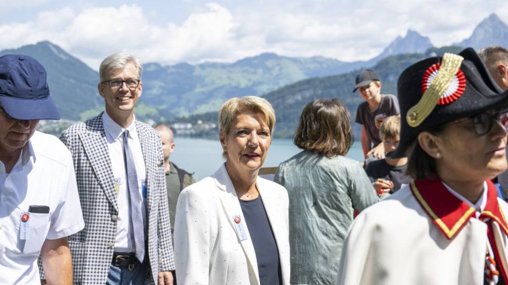 Bundespräsidentin Karin Keller-Sutter zeigt sich an der 1. August-Feier auf dem Rütli trotz Zoll-Hammer in Feierlaune.