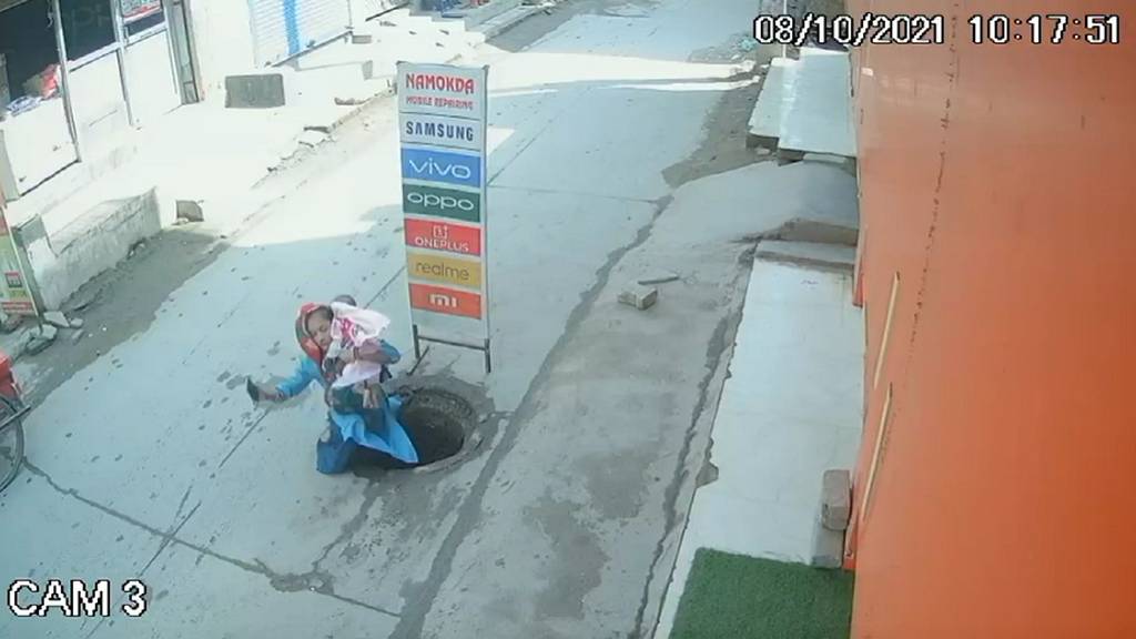 Frau mit Baby stürzt in offenen Abwasserschacht