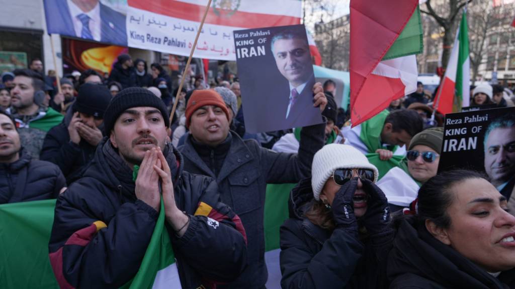 Exil-Iraner demonstrieren auf dem Kurfürstendamm ihre Solidarität mit den Protesten im Iran mit Fahnen und dem Porträt von Reza Pahlavi, Sohn des 1979 gestürzten Schahs. Foto: Sven Kaeuler/dpa