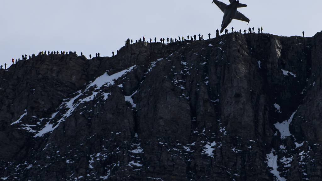 Fliegerschiessen lockt Fans der Luftwaffe ins Berner Oberland