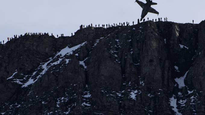 Fliegerschiessen lockt Fans der Luftwaffe ins Berner Oberland