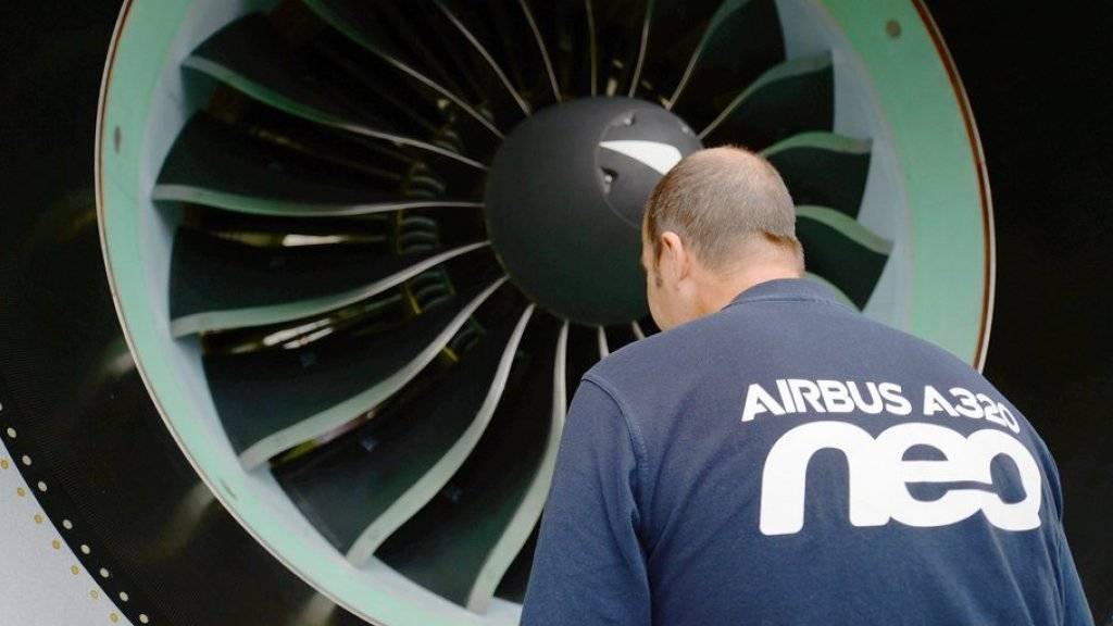 Ein Airbus-Techniker inspiziert eine Turbine des Typs A320neo. (Archiv)