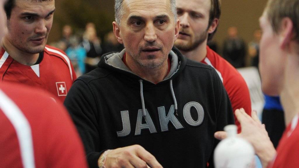 Goran Perkovac (Bildmitte) wird bald wieder in der Schweizer Nationalliga A coachen