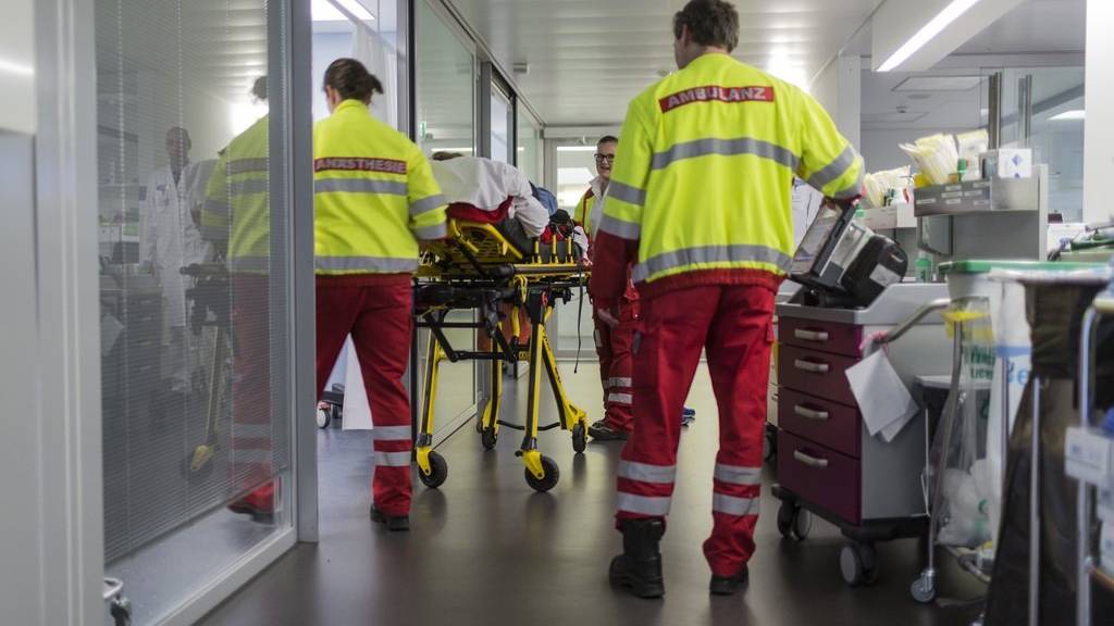 Notfalldienst-Ausbau in Appenzell: Notfallsanitäter bringen einen neuen Patienten auf eine Notfallstation.